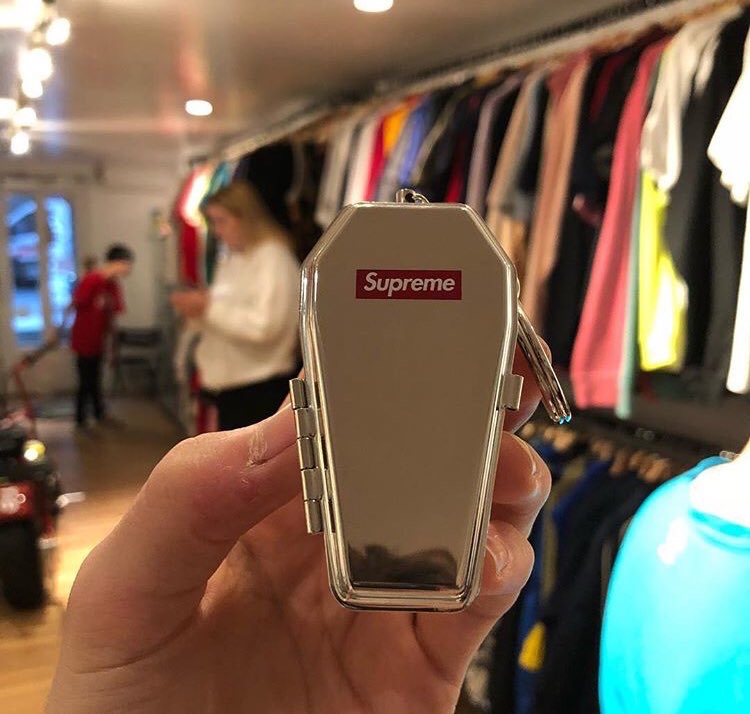 supreme-2017aw-fall-winter-coffin-keychain