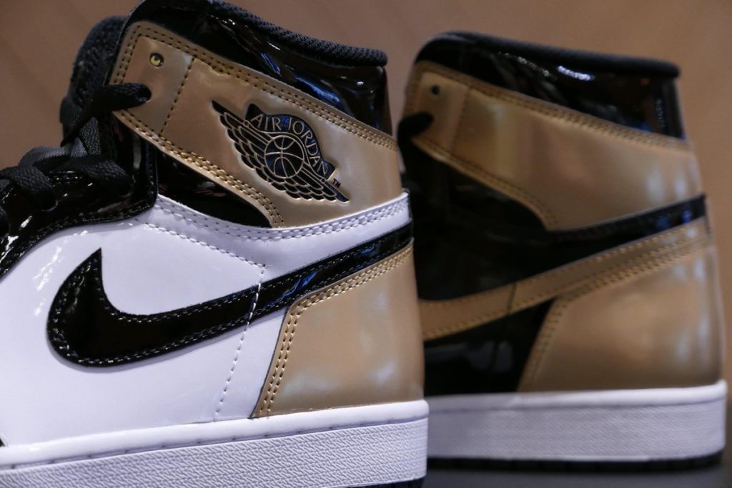 nike-air-jordan-1-gold-toe-861428-007-release-20180216