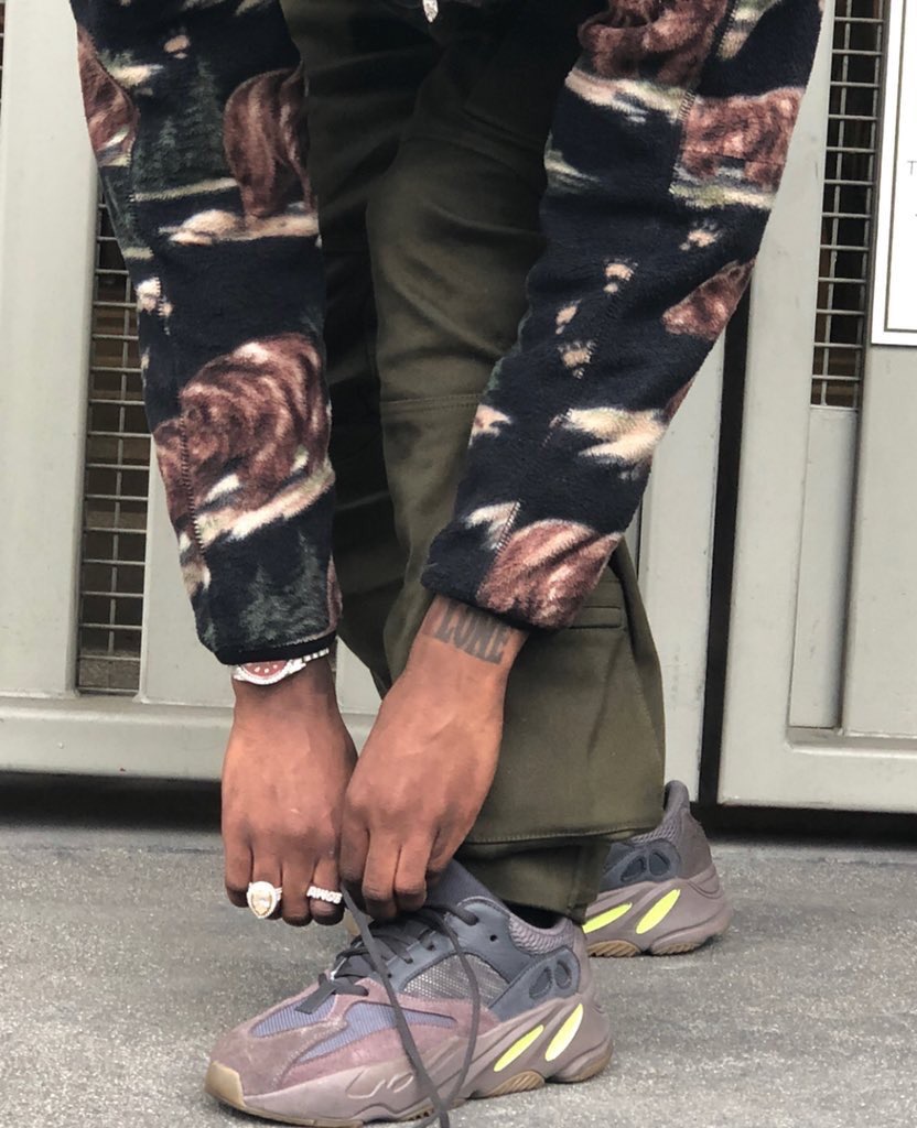 yeezy-boost-wave-ruuner-700-new-color-2018-fall