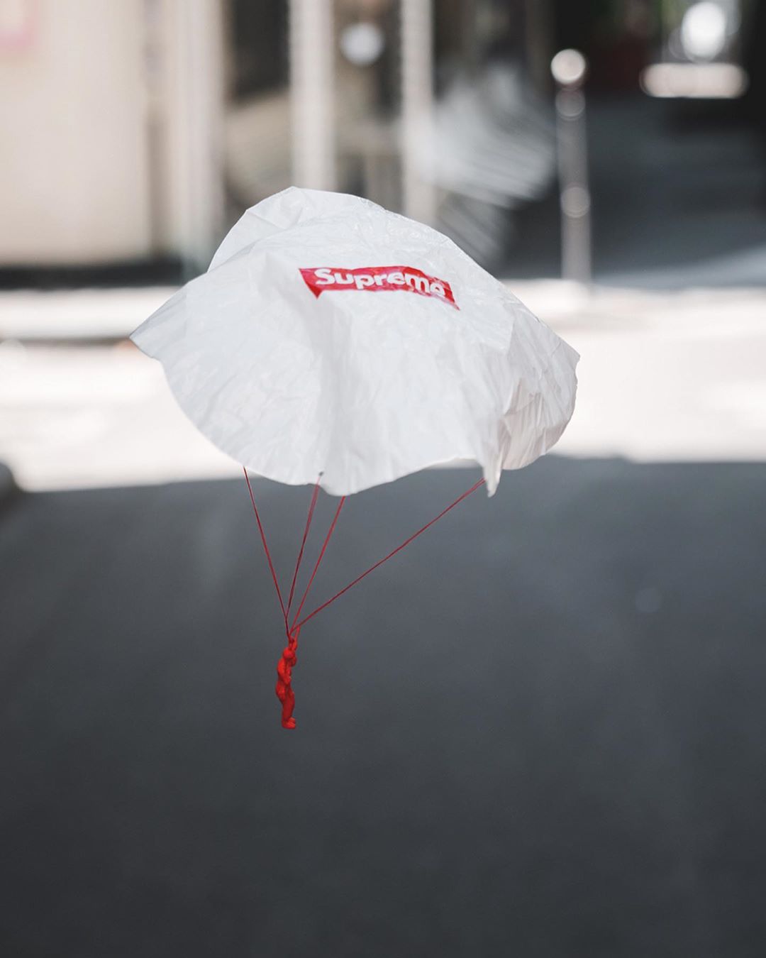 supreme-2019aw-autumn-winter-free-gift-mini-army-paratroopers
