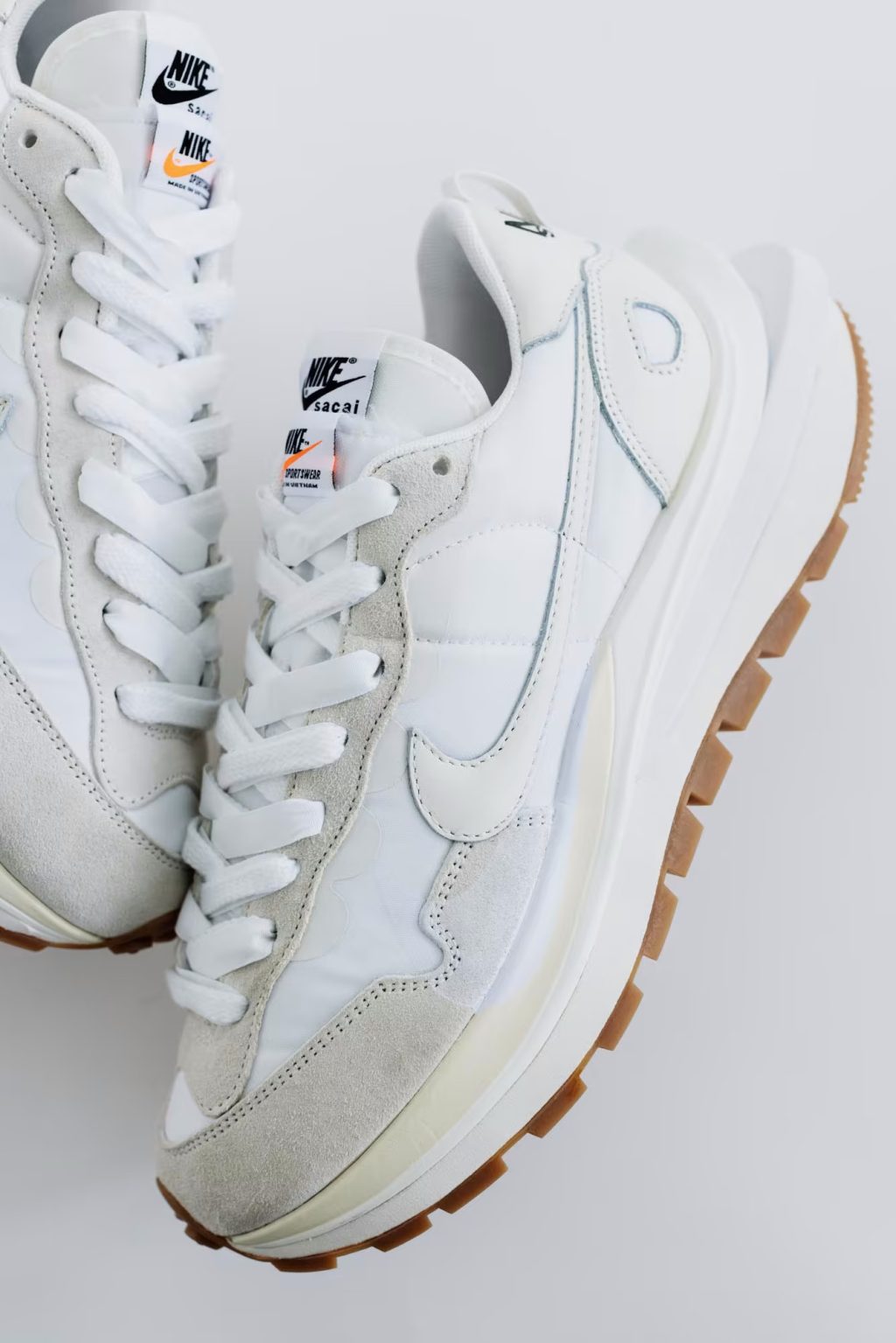 sacai-nike-vapor-waffle-dd1875-100-001-release-20220310