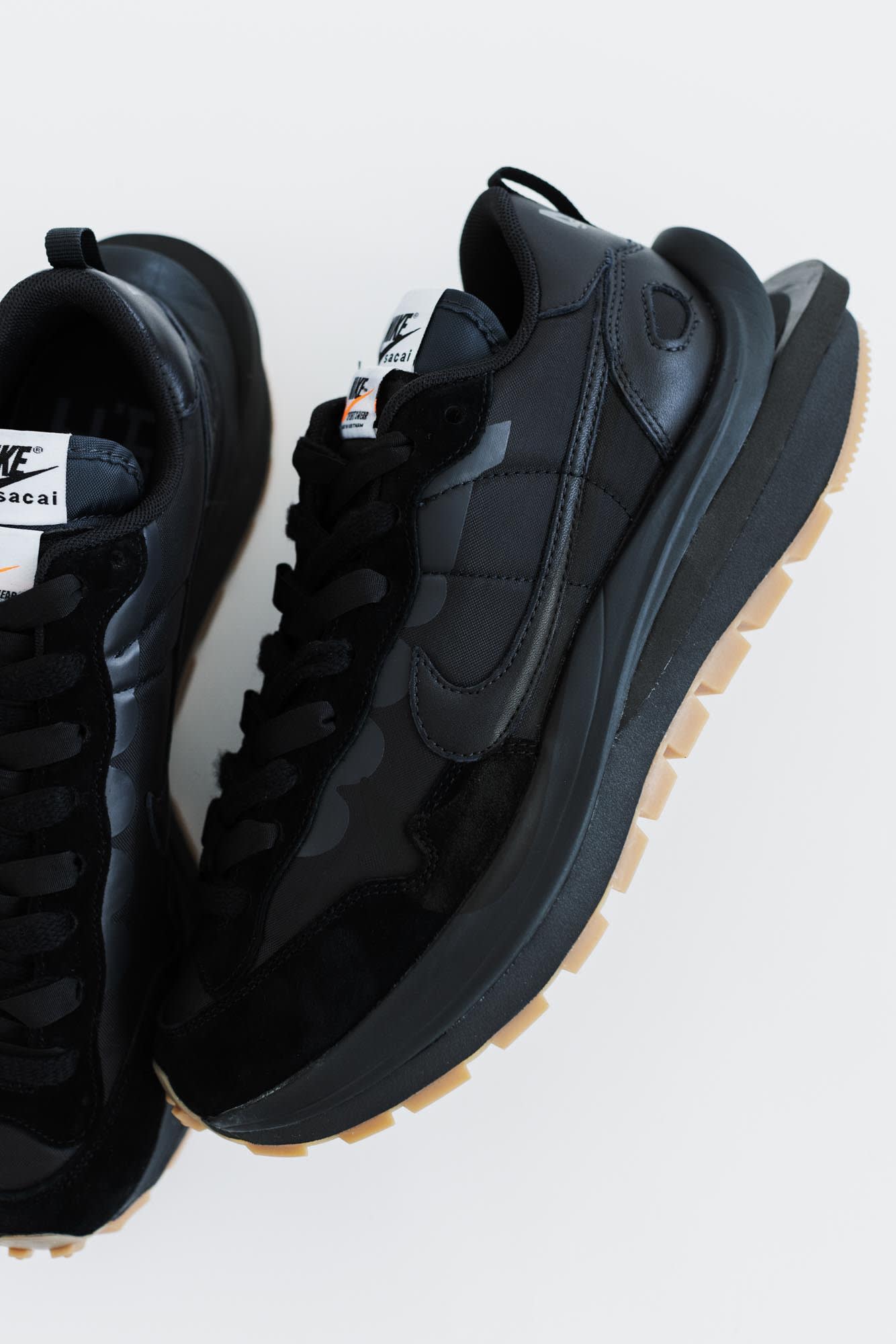 sacai-nike-vapor-waffle-dd1875-100-001-release-20220310