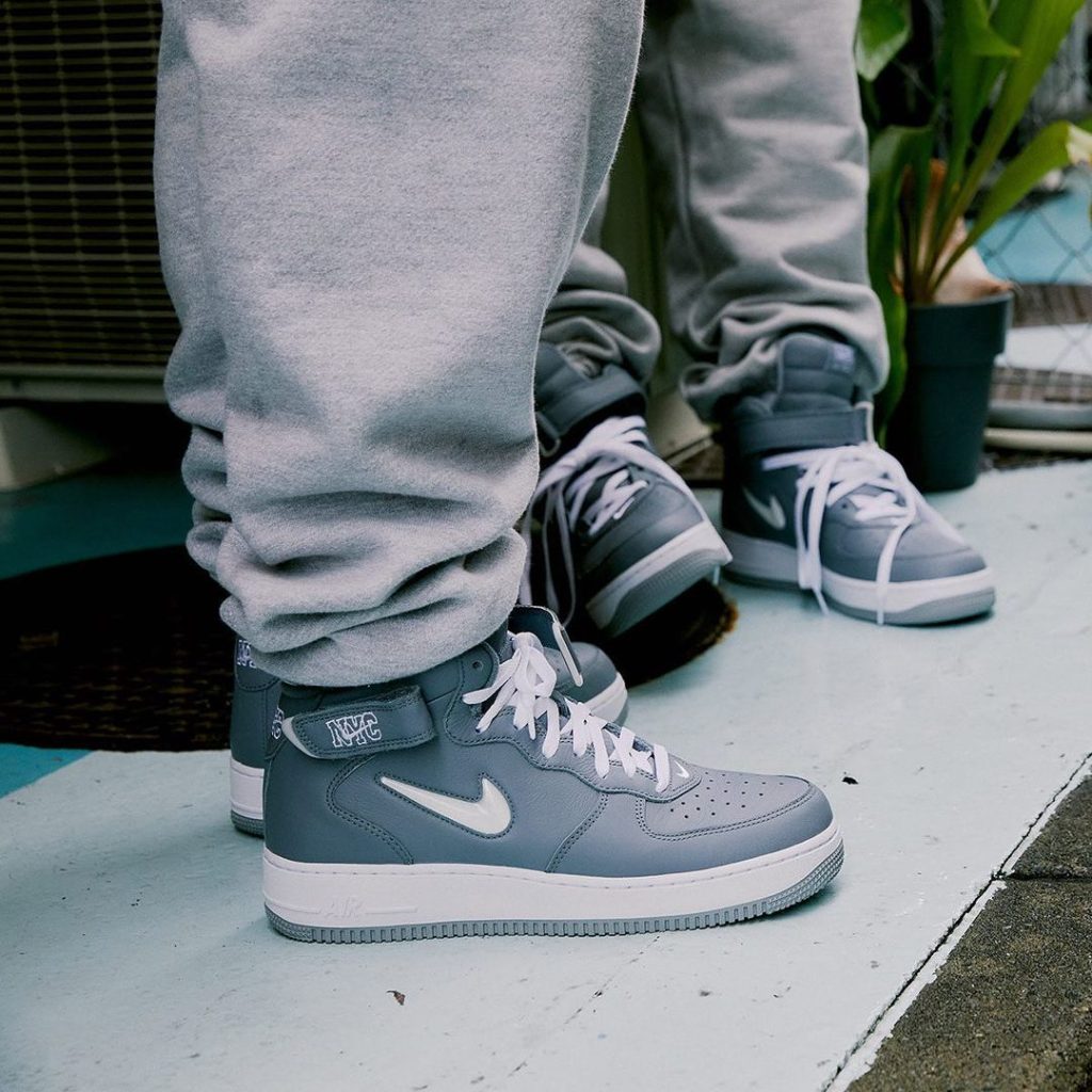 nike-air-force-1-mid-nyc-cool-grey-dh5622-001-release-20210929