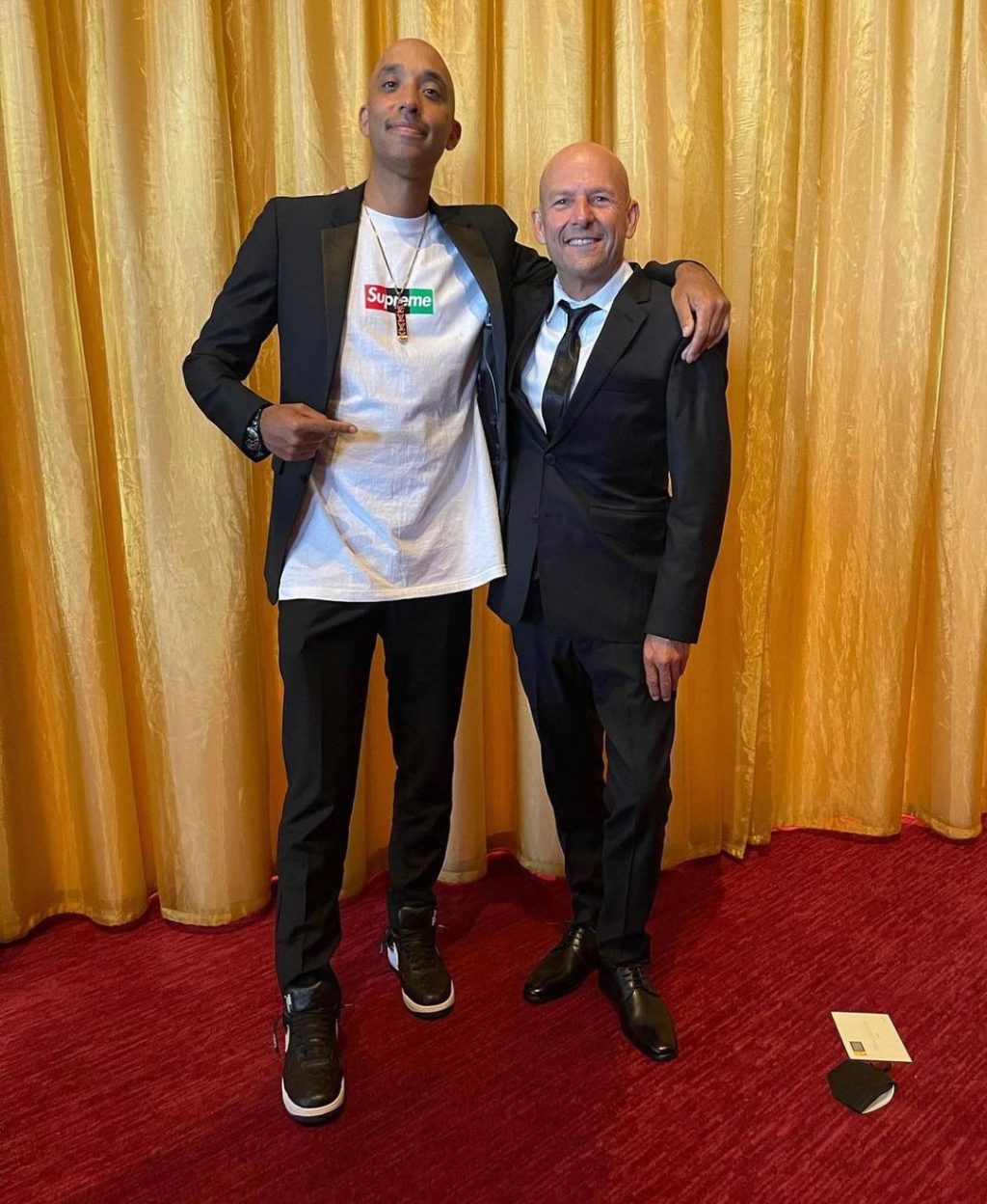 supreme-chicago-store-open-22aw-22fw-2023-box-logo-tee